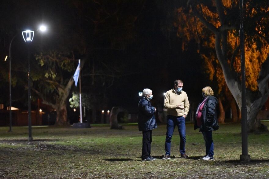 City Bell: Nuevas instalaciones de luminaria led en la plaza "La Emilia"