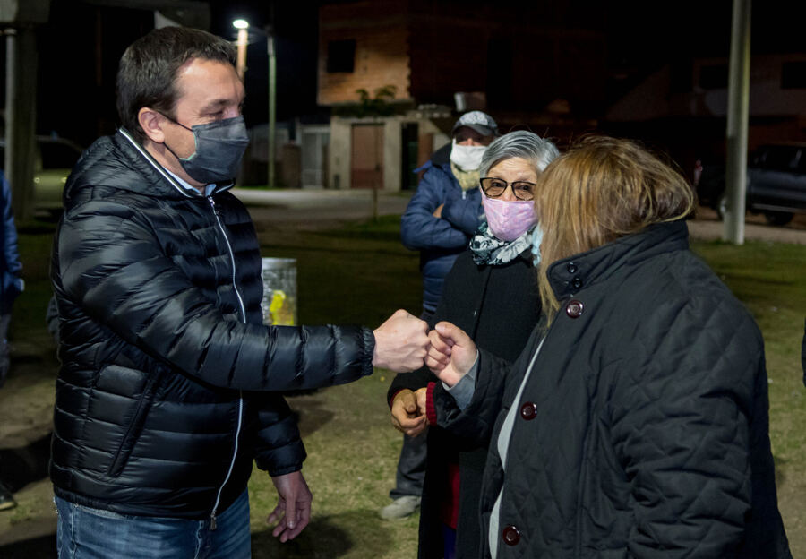 Florencio Varela: El intendente Watson supervisó recambio de luminarias en San Rudecindo
