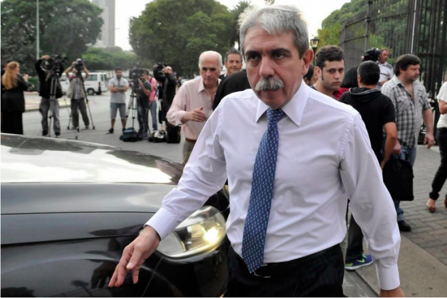 Denuncian a Aníbal Fernández ante la oficina anticorrupción por la intimidación a Nik en Twitter