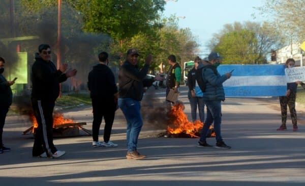 Bahía Blanca: Nutrido grupo de vecinos reclamó por falta de obras en Villa Harding Green