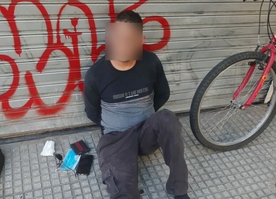 Detienen a un joven que intentó robar objetos de vehículos estacionados en Caballito