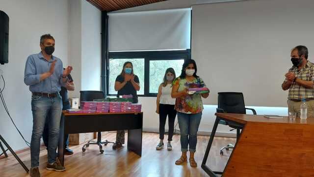 La UNLP entregó tablets para acompañar la trayectoria educativa