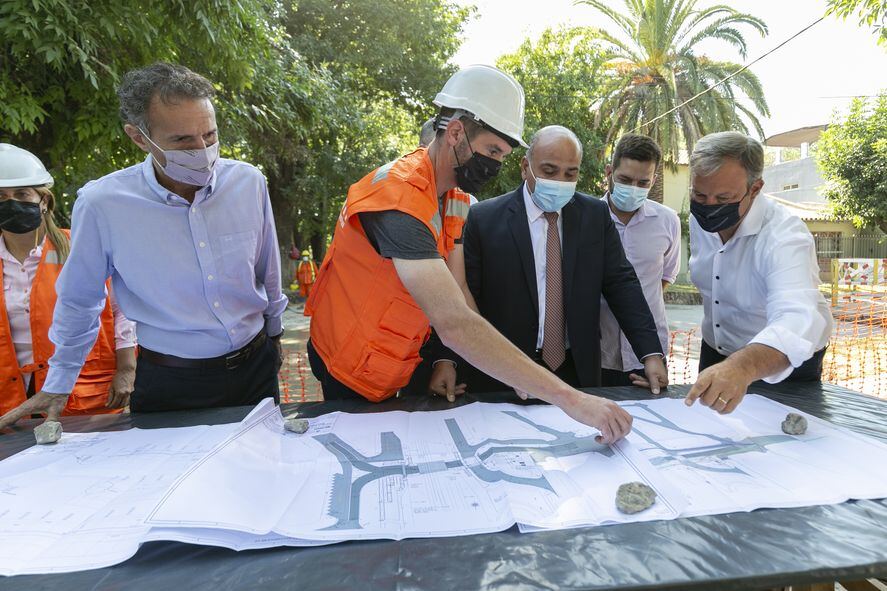 Almirante Brown: Avanza el asfaltado y la obra del paso bajo nivel en Longchamps