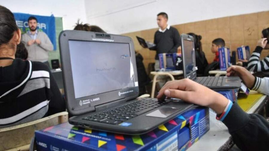 El Gobierno entregará 500.000 computadoras a estudiantes y docentes