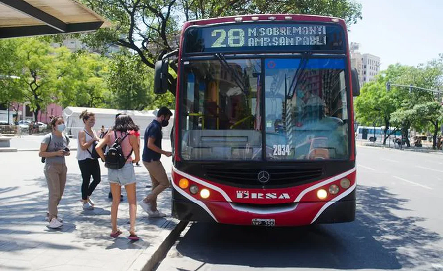 Comenzó el paro de colectivos de la UTA en el interior del país