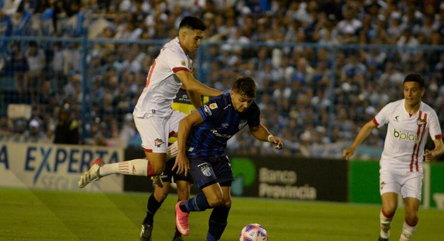 Dura derrota de Estudiantes en Tucumán por 3 a 1: el equipo de Zielinski no levanta cabeza