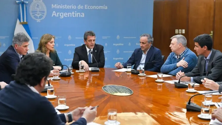 Massa anunció el congelamiento del precio de los combustibles hasta el 31 de octubre