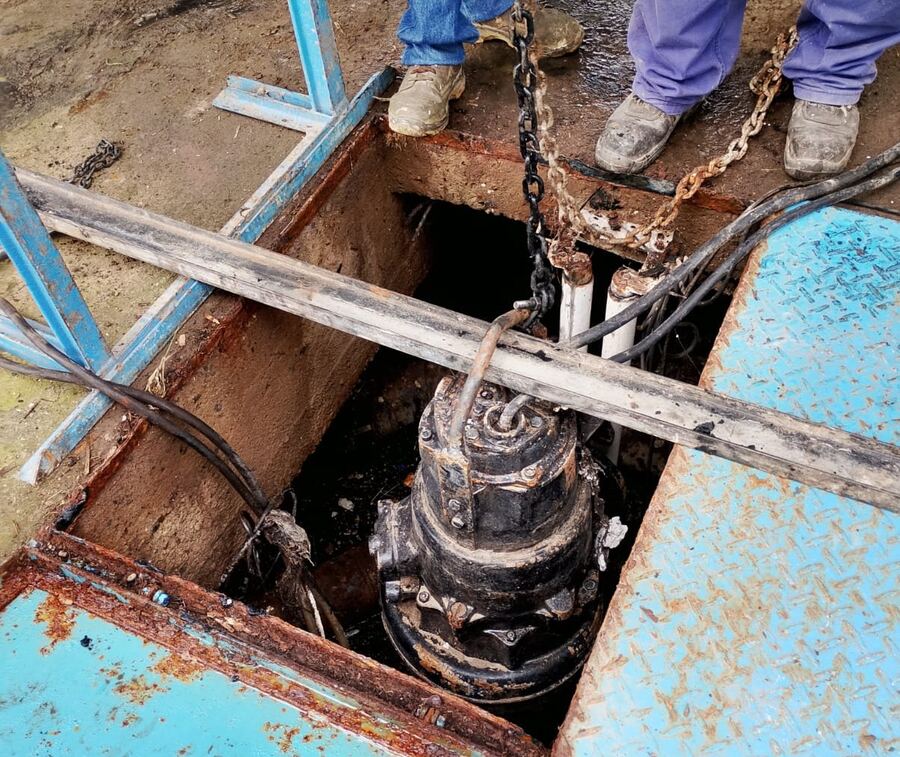 Necochea: Se reemplazó la electrobomba en la planta de bombeo cloacal de la Terminal