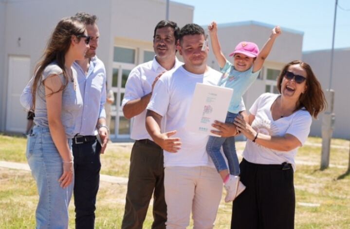 Dolores: La Provincia entregó 48 nuevas viviendas en la ciudad