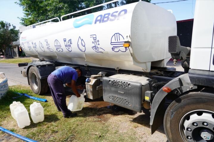 La Plata: La Municipalidad y ABSA repartieron más de 40 mil litros de agua en San Carlos y Romero
