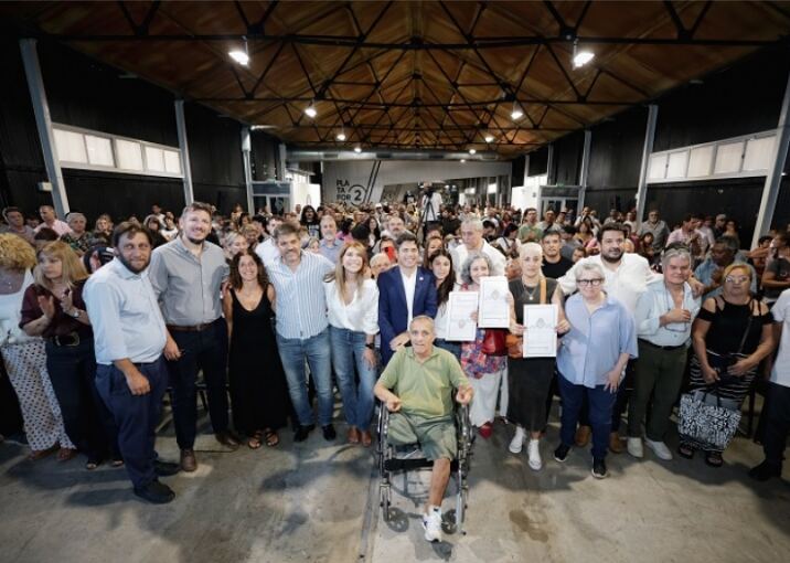 Avellaneda: Kicillof entregó 700 escrituras gratuitas a familias locales