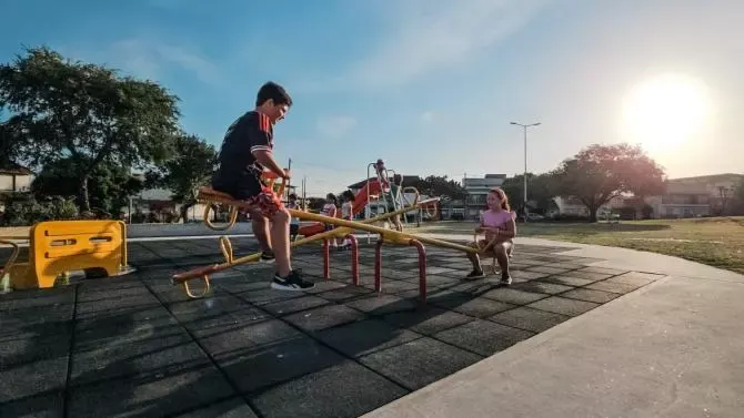 Mar del Plata: EMSUR realizó tareas de mantenimiento integral en la Plaza Carlos Gardel