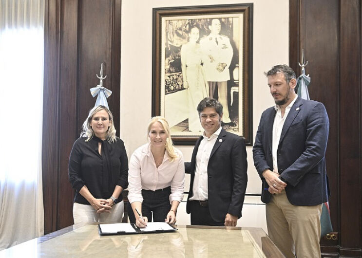 Kicillof y Cuattromo firmaron convenios con municipios para la compra de equipamiento