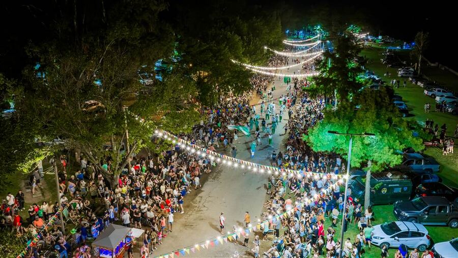 Junín: La ciudad recuperó el brillo de los carnavales con un desfile multitudinario en la Laguna de Gómez