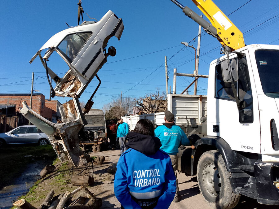 La Plata: Nuevos operativos de remoción de autos abandonados en el sur y el oeste del distrito