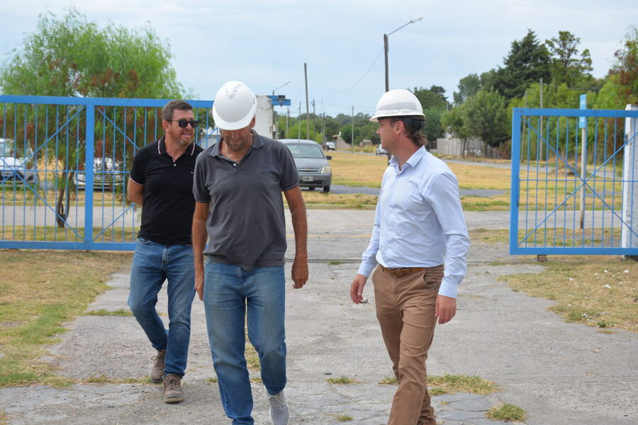 Olavarría: Wesner visitó las obras en la Escuela Primaria Nº 12 de Loma Negra