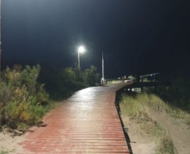 Villa Gesell: Avanza la instalación de luminarias sobre la rambla