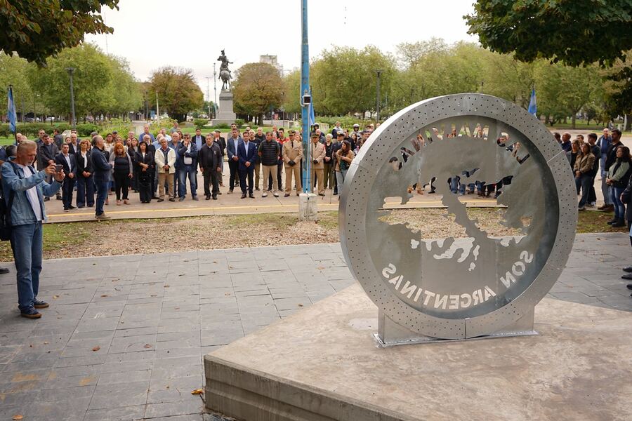 Necochea: Presentaron el Monumento Malvinas Argentinas y se depositaron ofrendas florales en la Plaza Dardo Rocha