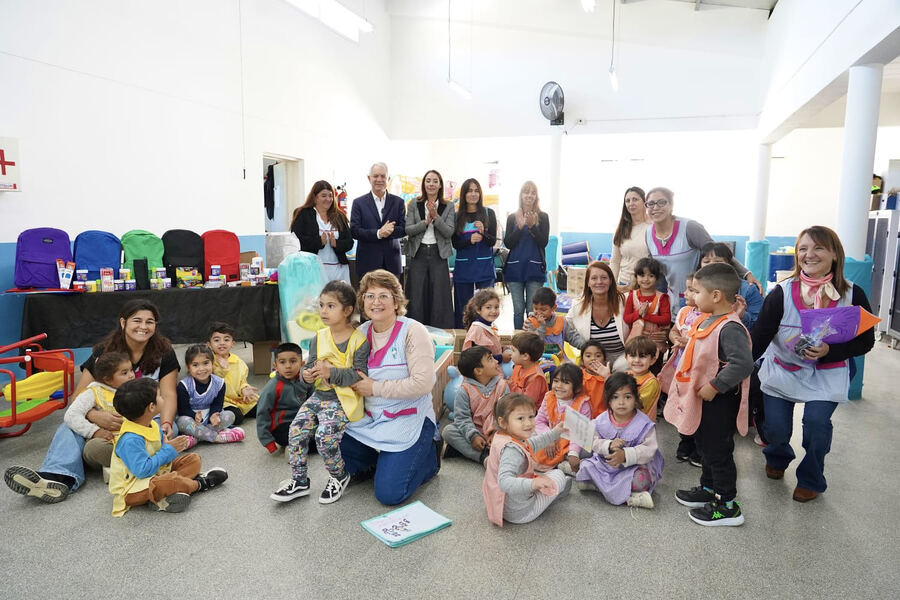 La Plata: Alak encabezó una entrega de kits para fortalecer el aprendizaje integral desde la primera infancia