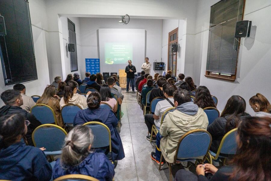 Olavarría: Más de 50 personas participaron del taller de compostaje y lombricultura, en el Día de la Tierra