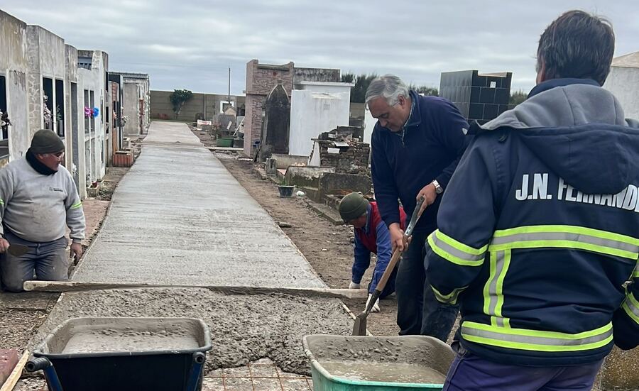 Necochea: Se ejecuta la renovación de las veredas y puesta en valor del cementerio de Juan N. Fernández
