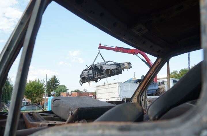 La Plata: Nuevos operativos de remoción de autos abandonados en San Carlos, Olmos, Abasto y el casco