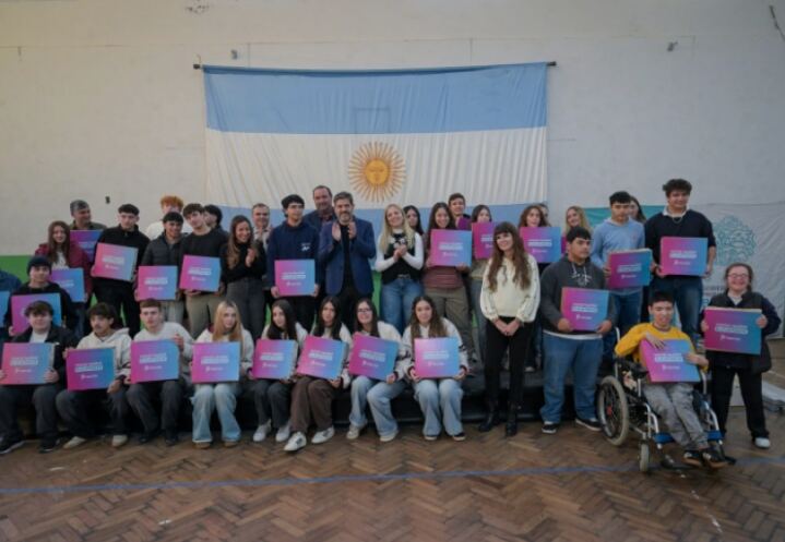 Tornquist: Bianco y Bordoni entregaron computadoras a estudiantes