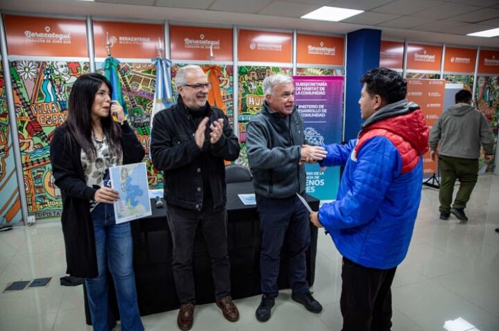 Berazategui: Subsidios para mejoras en viviendas y nuevo espacio comunitario