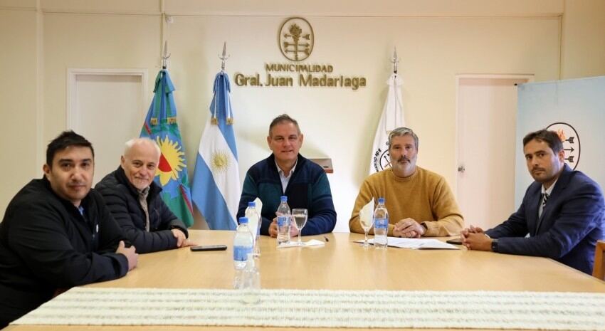 Madariaga: Santoro firmó el contrato con ALFA LTDA para realizar obras de infraestructura en 70 viviendas