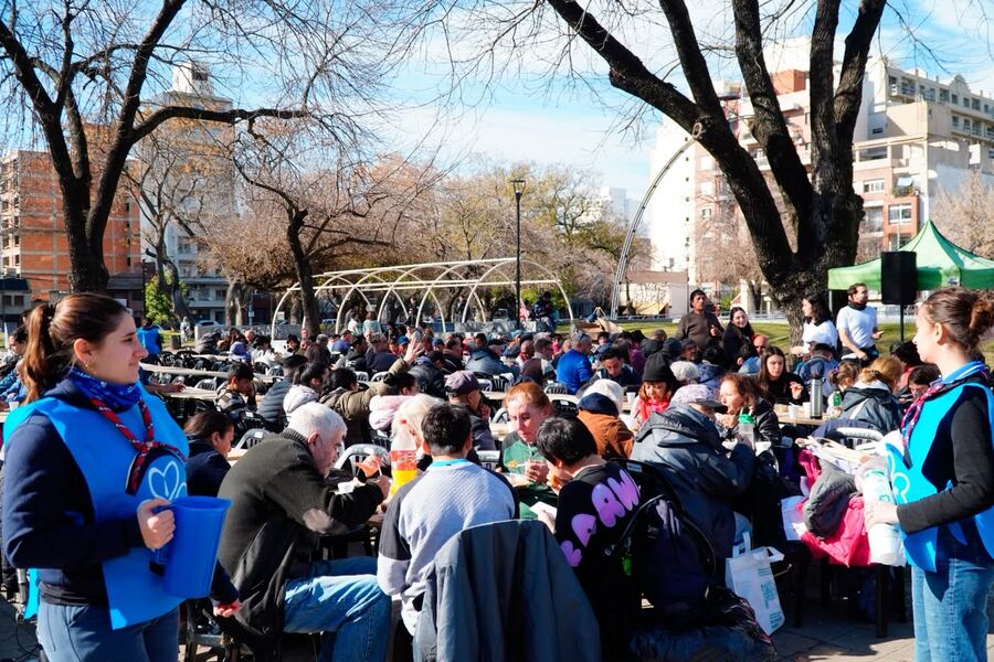 La Plata: Entrega de kits, postas de salud, duchas móviles y alimentación para personas en situación de calle