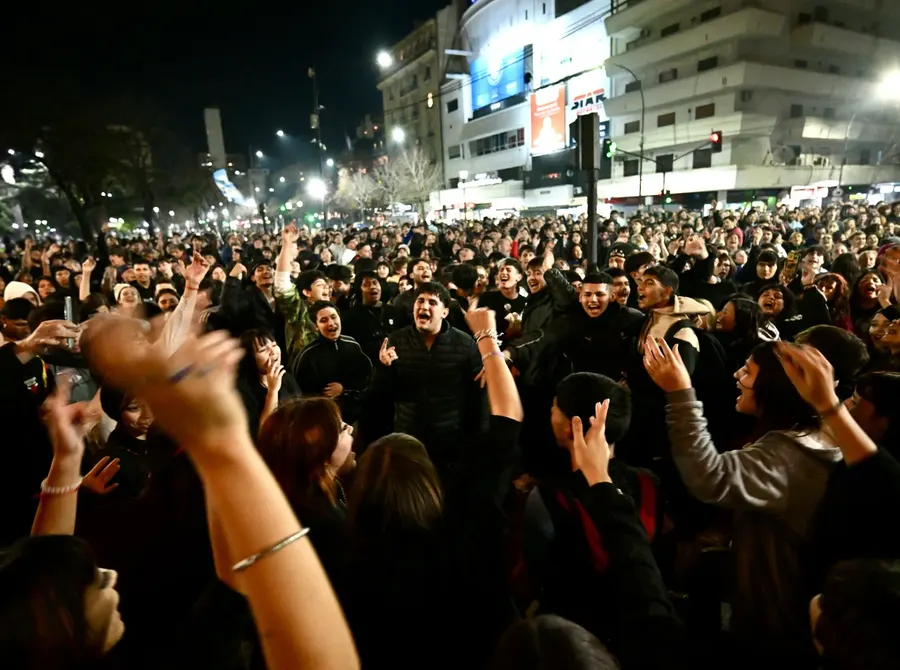 La Plata: Multitudinaria despedida al Indio Solari en 7 y 50
