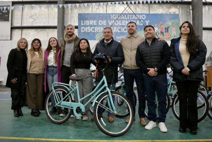 Moreno: Transporte entregó bicicletas y cascos para fortalecer la prevención