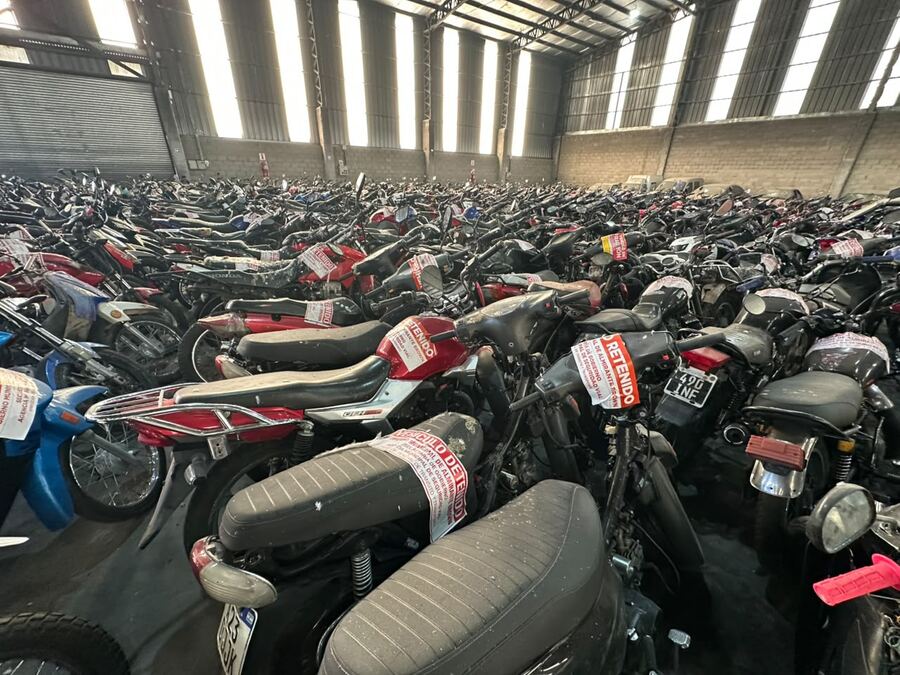 Almirante Brown: Compactaron 900 motos y autos abandonados o secuestrados en operativos viales