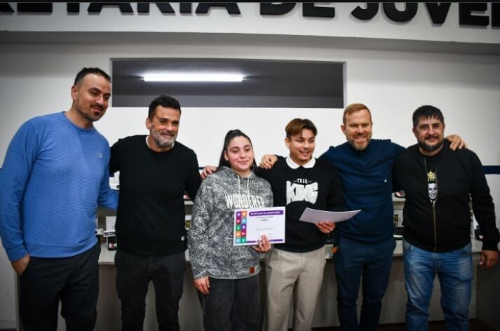 Ezeiza: El distrito recibió equipamiento para la escuela de barbería municipal