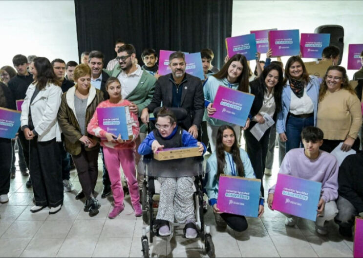 Pigüé: El ministro Bianco entregó computadoras de Conectar Igualdad Bonaerense