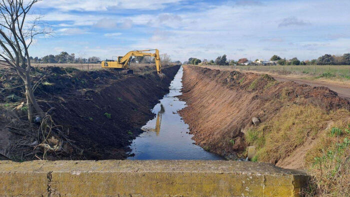 Saladillo: La Provincia realiza la limpieza de canales del distrito