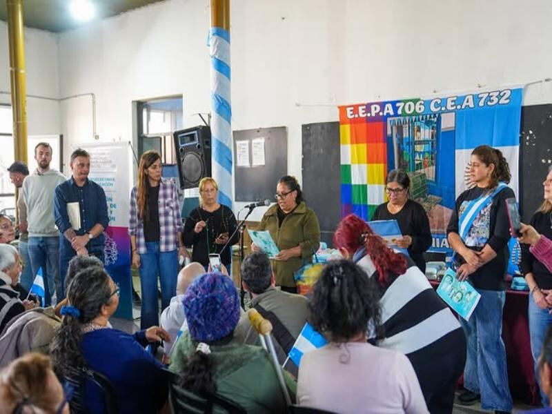 Lomas de Zamora: Entregaron lentes a más de 350 estudiantes de las Escuelas Primarias de Adultos