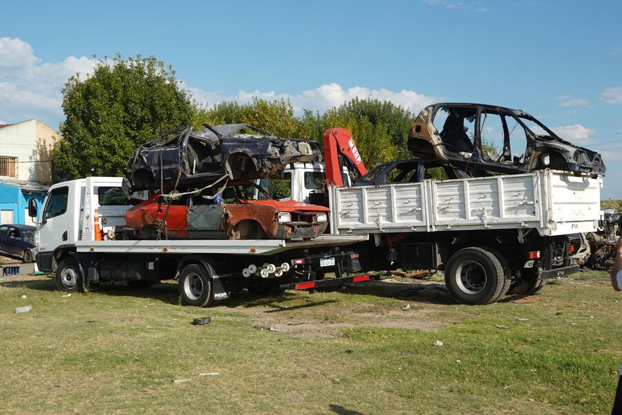 La Plata: El Municipio retiró autos abandonados de Los Hornos, Villa Elvira, Hernández, City Bell y el casco