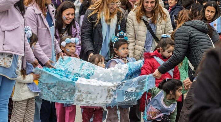 La Costa: Una gran cantidad de vecinas, vecinos e instituciones celebraron el Día de la Independencia