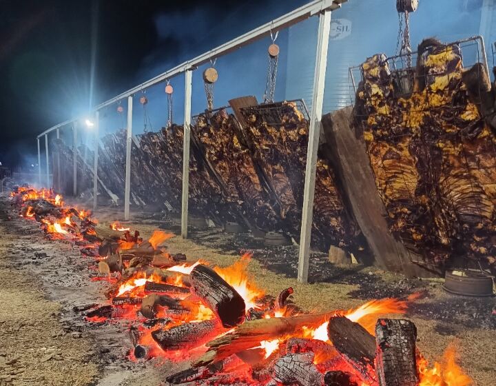 Alvear: La ciudad celebra su cumpleaños con asado gratis al compás de Amar Azul