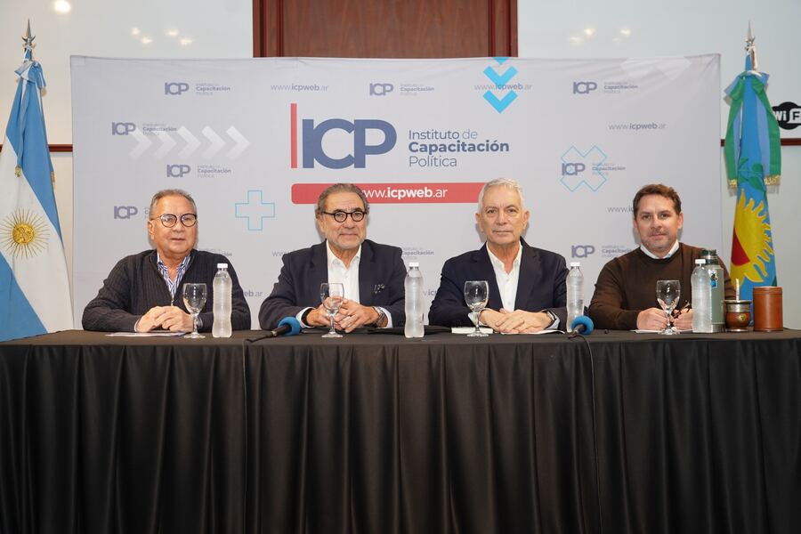 Ituzaingó: El intendente platense Julio Alak encabezó una clase de formación política