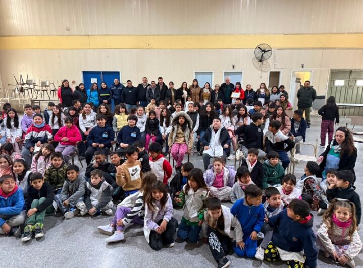 Berisso: Entrega de insumos a la Escuela Primaria N° 25 de El Carmen