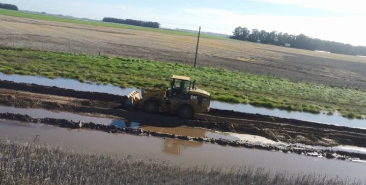 Necochea: Intensificaron los trabajos de mantenimiento de canales en el sector rural