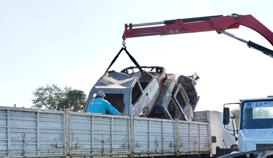 La Plata: Continúa el retiro de autos abandonados de Altos de San Lorenzo, Romero, Los Hornos y Tolosa