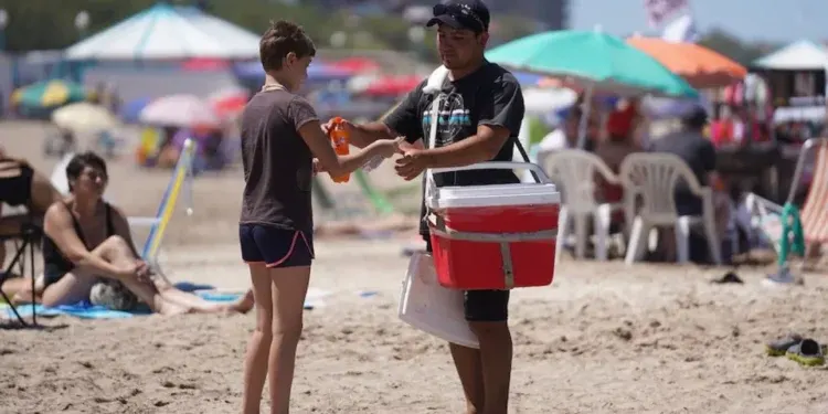 Pinamar: Se aprobó un fuerte recorte en la venta ambulante para la próxima temporada