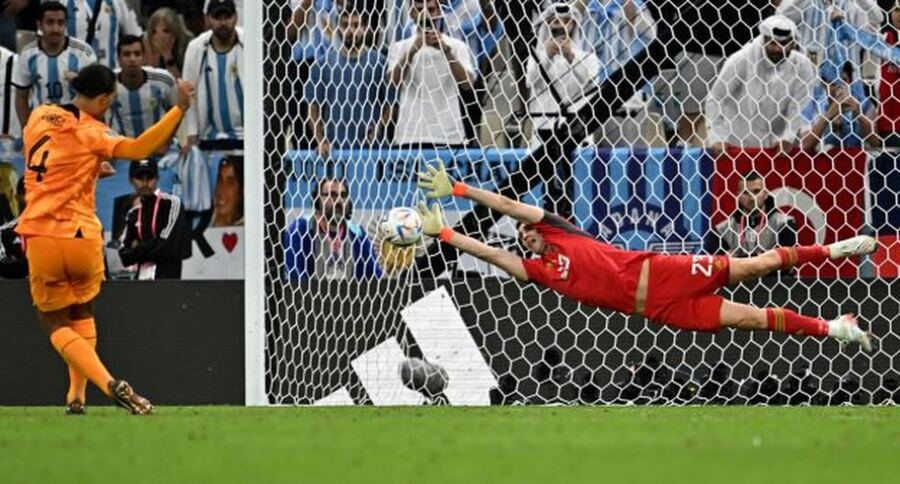 La revelación del Dibu Martínez sobre el penal que le atajó a Van Dijk en el Mundial de Qatar 2022