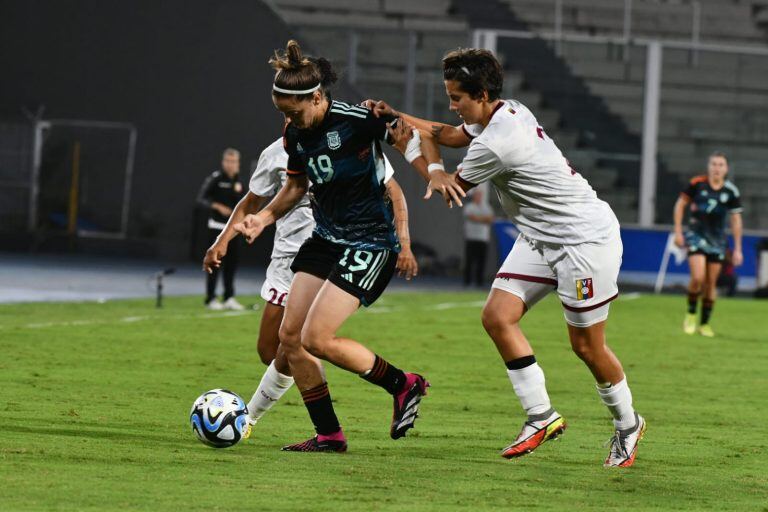 La Selección argentina femenina perdió con Venezuela pero alcanzó un récord de público
