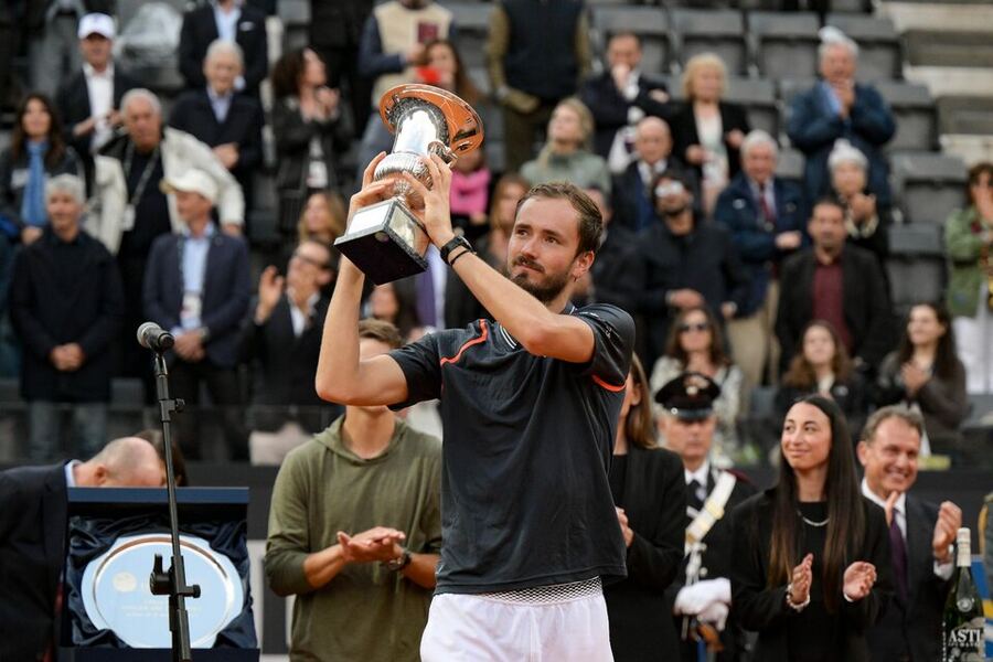 Masters de Roma: Medvedev derrotó a Rune y festejó en el Foro Itálico