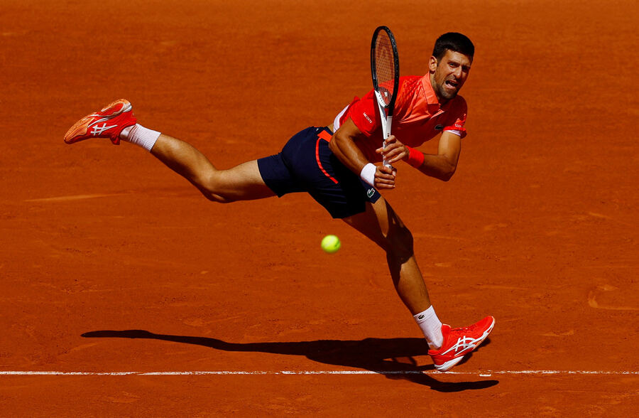 Alcaraz perdió en cuatro sets con Djokovic, que buscará el domingo en Roland Garros su Grand Slam número 23