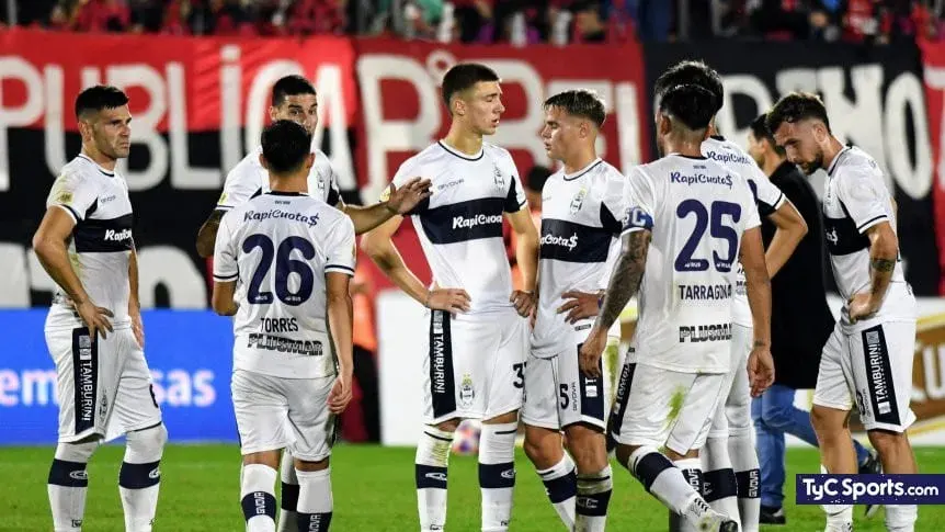 Otra vez gas pimienta en el fútbol argentino: los jugadores de Gimnasia denunciaron que fueron atacados en el entretiempo ant